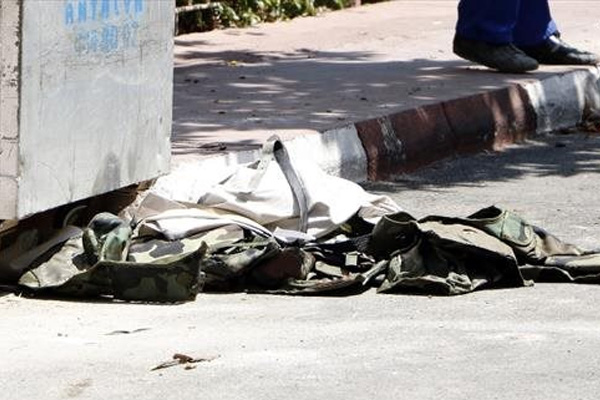 Çöpteki askeri kamuflaj paniğe neden oldu