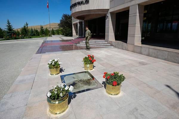 Şehidin kanının aktığı yer camla muhafaza altında!