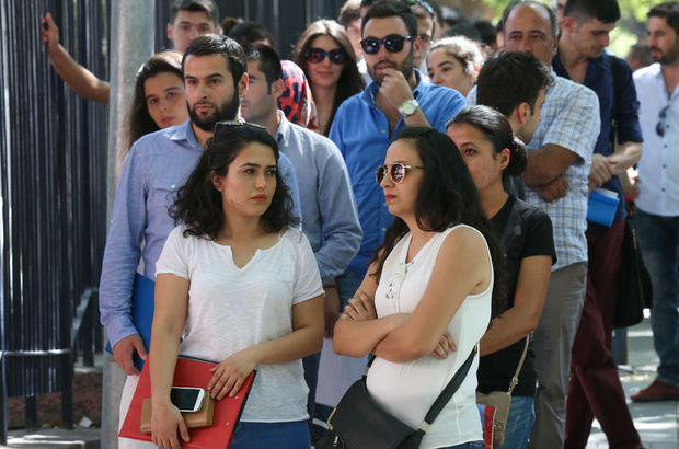 Adalet Bakanlığı önünde iş kuyruğu