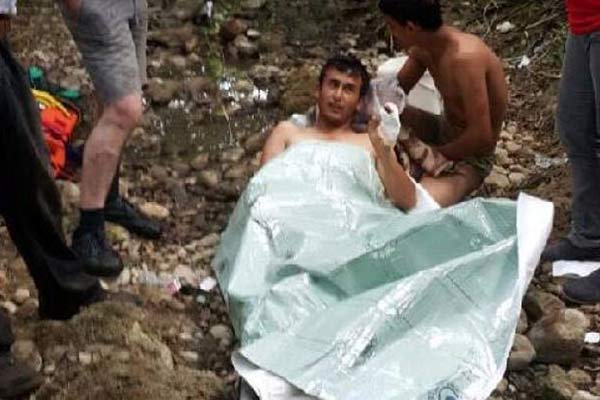 Balık tutan 6 kişiye ayı saldırdı: 2 yaralı