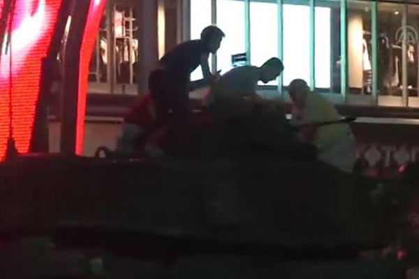 Şehit babasının tankın üstündeki son görüntüleri ağlattı