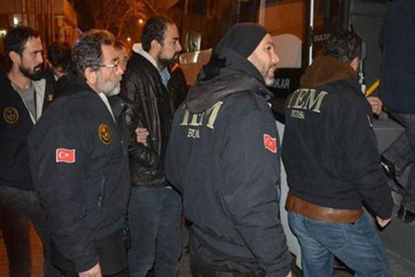 İzmir'de FETÖ operasyonunda 64 zabıt katibi gözaltında