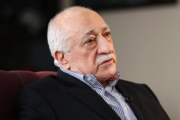 Gülen'in ağzını sildiği peçeteyi yiyorlar