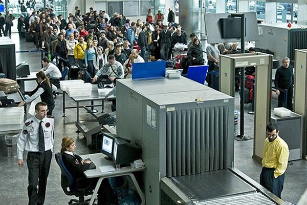 Gazetecilere yurt dışına çıkışta 'evrak şartı'