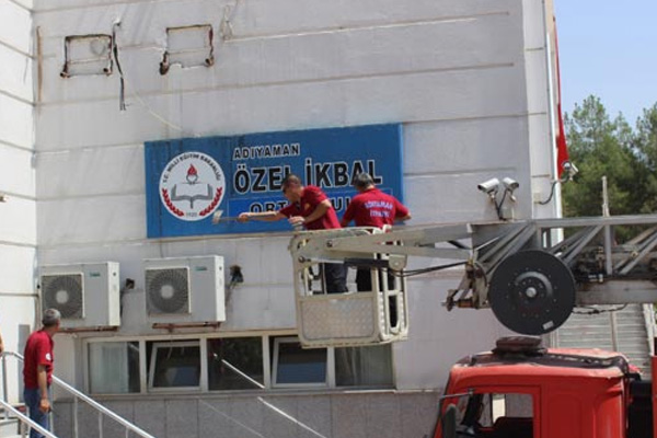 Kapatılan okulun tabelası indirildi