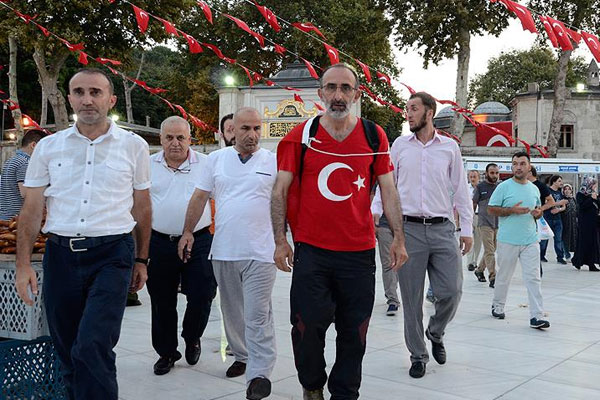 Darbeye karşı 450 kilometre yürüyecek