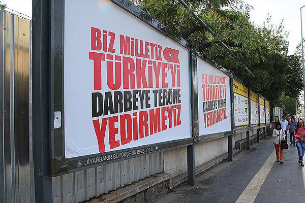 Diyarbakır'da darbeye afişli tepki