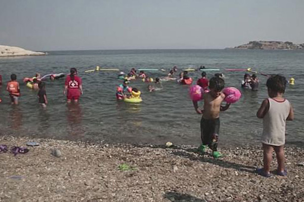 Göçmenlere yüzme eğitimi veriliyor