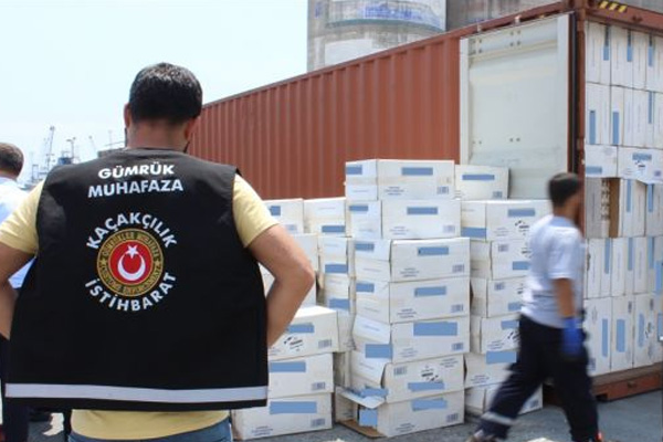 Islak mendil yerine kaçak sigara çıktı