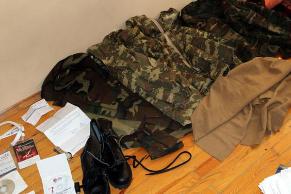 Öğrenci evinden asker kıyafetleri çıktı