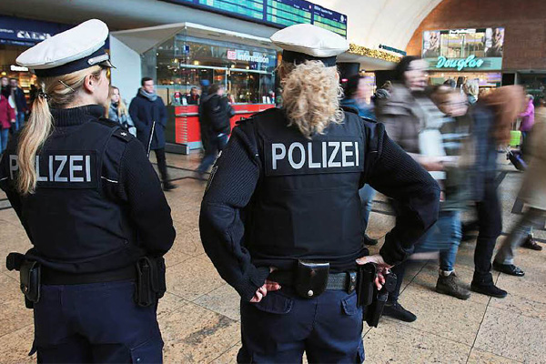 Köln'de silahlı ve bıçaklı saldırı