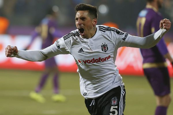 Jose Sosa gidiyor