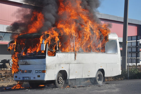 Parasını alamayınca aracını yaktı