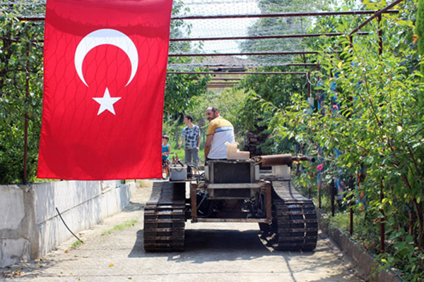 Darbecilere kızıp 'tank' yaptı