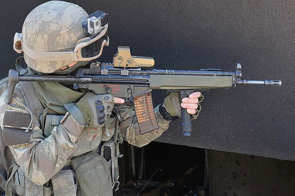 Hakkari'de bir PKK üyesi teslim oldu