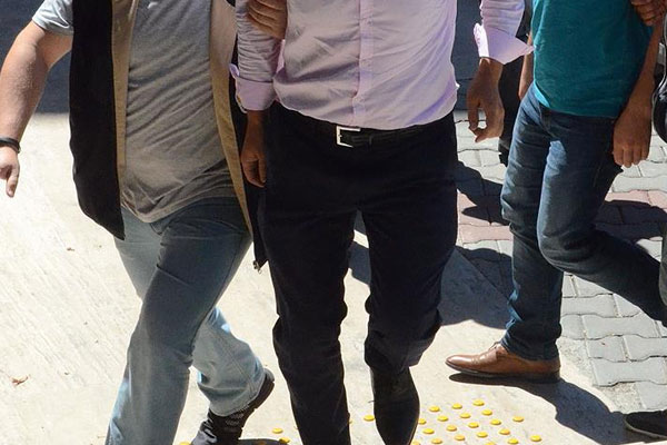 İzmir ve Antalya'da FETÖ'den 40 kişi tutuklandı