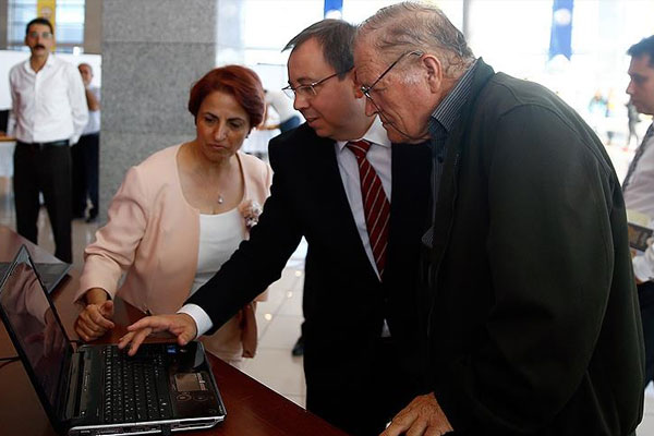 72 yaşındaki üniversitelinin kaydını rektör yaptı