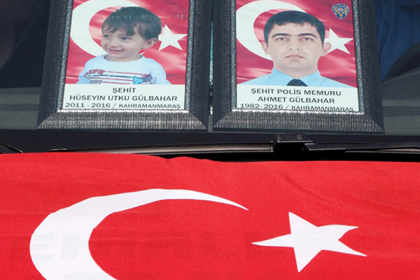 Polis memuru Ahmet Gülbahar ve oğluna veda
