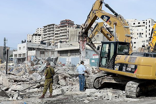 İsrail, Filistinlilere ait 10 evi yıktı