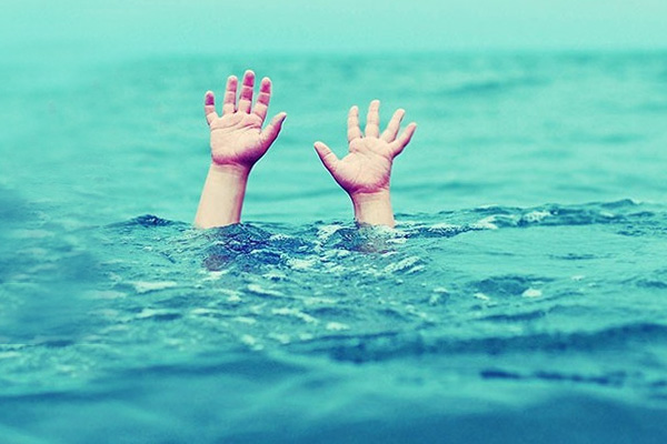 Öğrencilerini kurtarmak isterken boğuldular