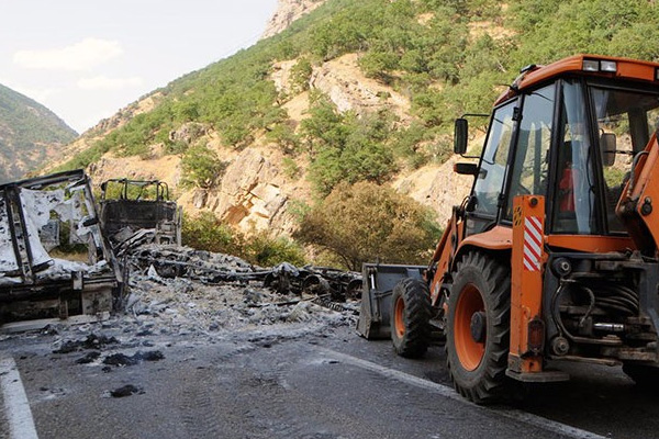 Bitlis'te PKK'lılar yol kesip araç yaktı