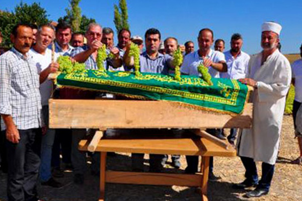 Üzümün temsili cenaze namazını kıldılar