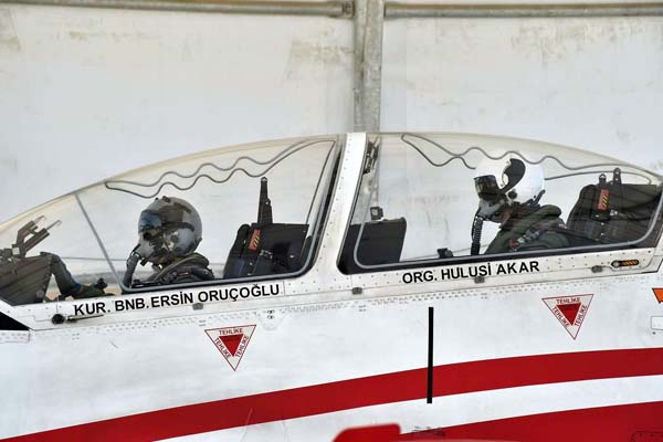 İhraç edilen pilot binbaşı Akar ile aynı uçakta
