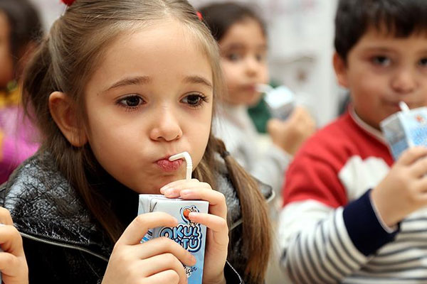 Okul sütü programı devam edecek