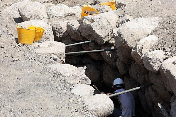 Alacahöyük'te 2 bin 300 yıllık gizli geçit bulundu