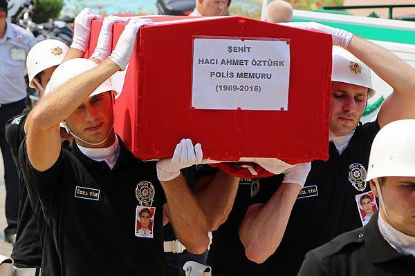Şehit polis memuru Öztürk'ün cenazesi toprağa verildi