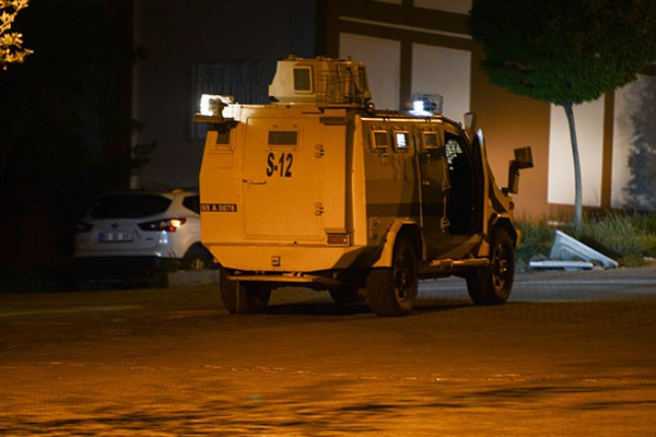 Yola yerleştirilen bomba askerin dikkatinden kaçmadı