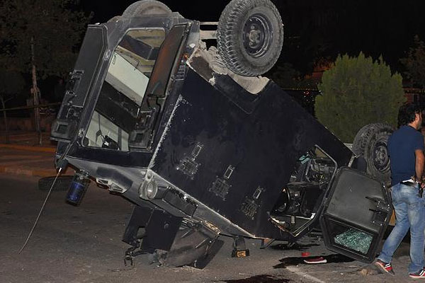 Zırhlı polis aracı devrildi