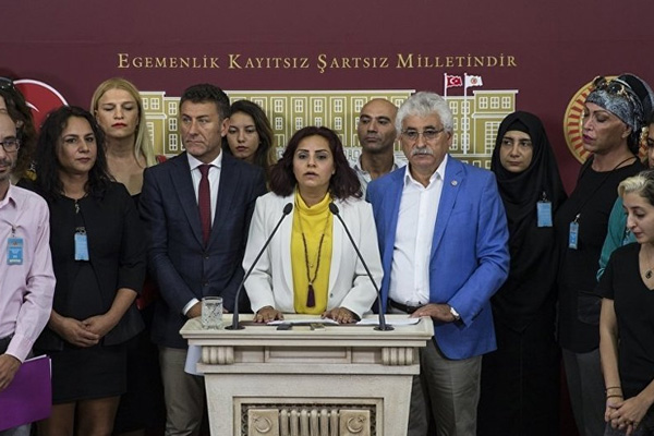 CHP'den LGBT bireylerle basın toplantısı