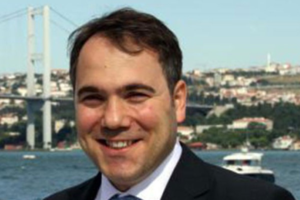 Davutoğlu ve Gül'ün en yakınındaki isim gözaltında