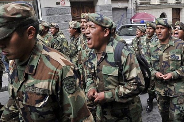 Bolivya'da subaylara emperyalizmle mücadele eğitimi verilecek