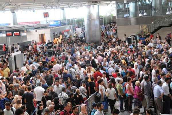 Atatürk Havalimanı'nda pasaport yoğunluğu