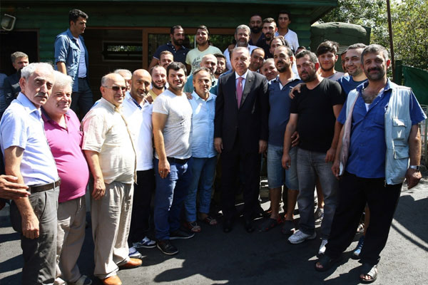 Erdoğan’dan dolmuş durağına ziyaret