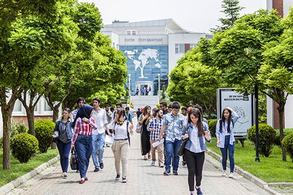 Kapatılan üniversitelerin öğrencileri ücret ödemeye devam edecek