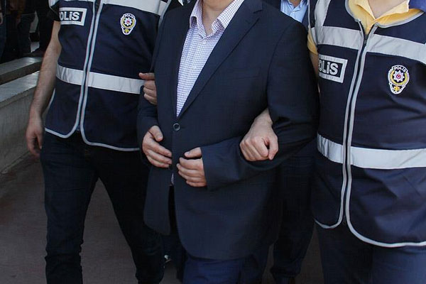 Mersin’de 27 emniyet mensubu tutuklandı