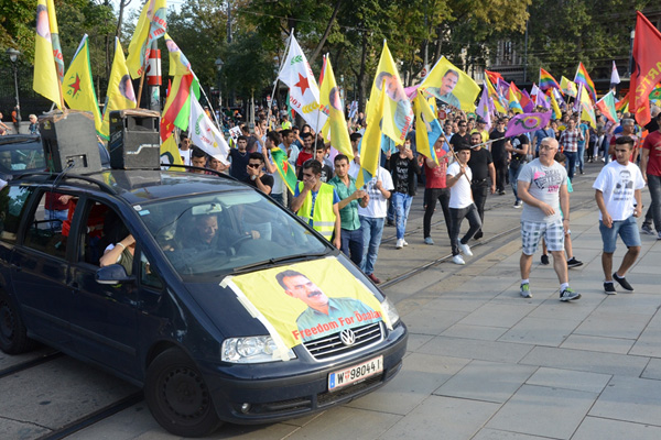 PKK destekçileri Viyana'da Türkiye aleyhine yürüyüş yaptı