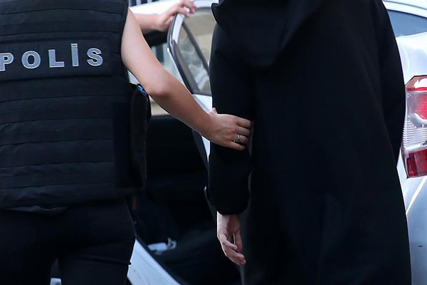 FETÖ'nün 'bölge kadın imamı' tutuklandı