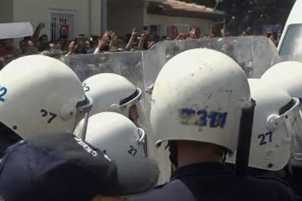 Cenaze namazında gerginlik