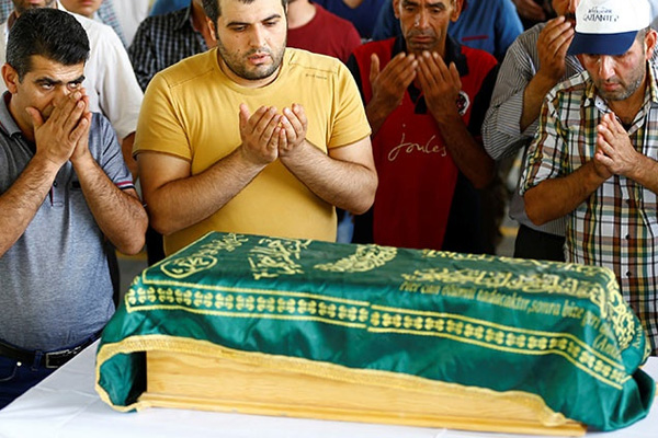 Gaziantep saldırısında ölenlerin cenazeleri toprağa verildi