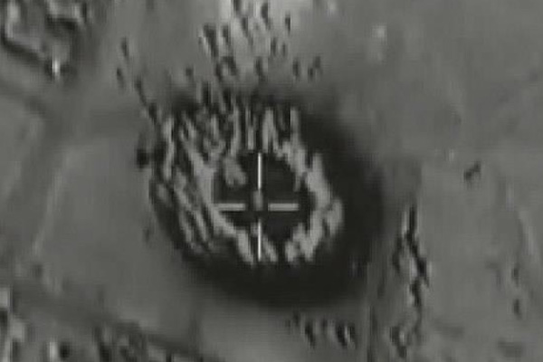 Fransa uçakları Suriye'de IŞİD'in silah depolarını vurdu