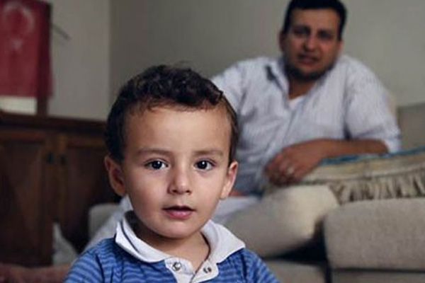 Kalp cerrahı baba oğlu için terzilik yapıyor