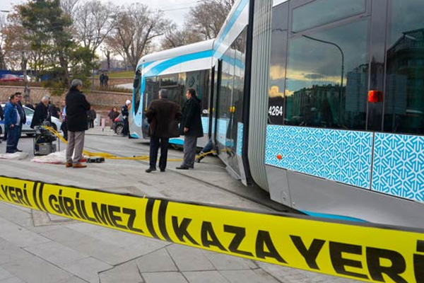 İstanbul Güngören'de tramvay raydan çıktı