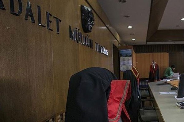 8 askeri hakim ve savcı tutuklandı