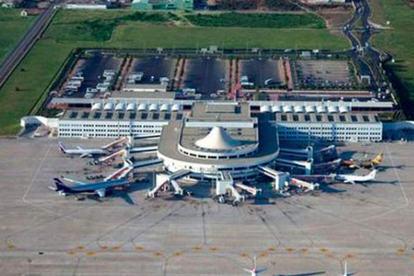 Havaalanında yangın seferleri durdurdu