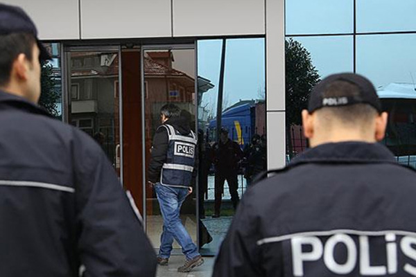 8 emniyetçi ile DBP'li başkan tutuklandı