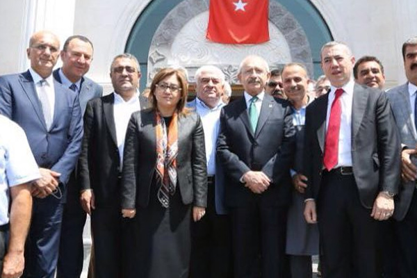 Kılıçdaroğlu'nu Gaziantep'te AK Partililer karşıladı